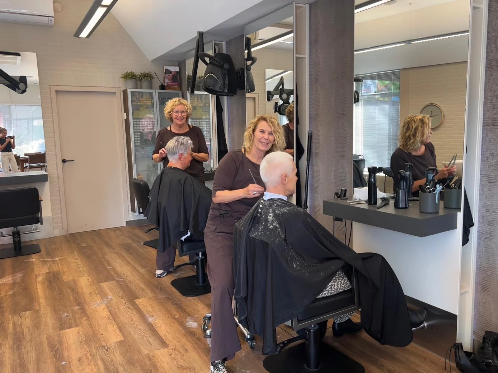 Sandra en Carla aan het werk in hun kapsalon