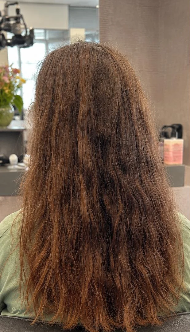 Voor de krulbehandeling, lang bruin haar