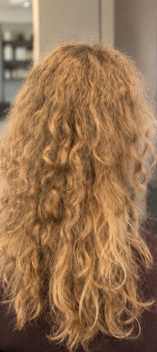 Voor de krulbehandeling, lange blonde golven