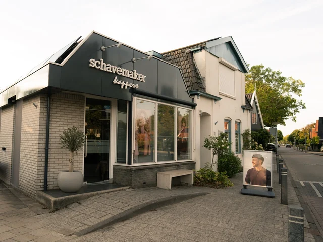 De voorkant van onze salon aan de Dorpsstraat